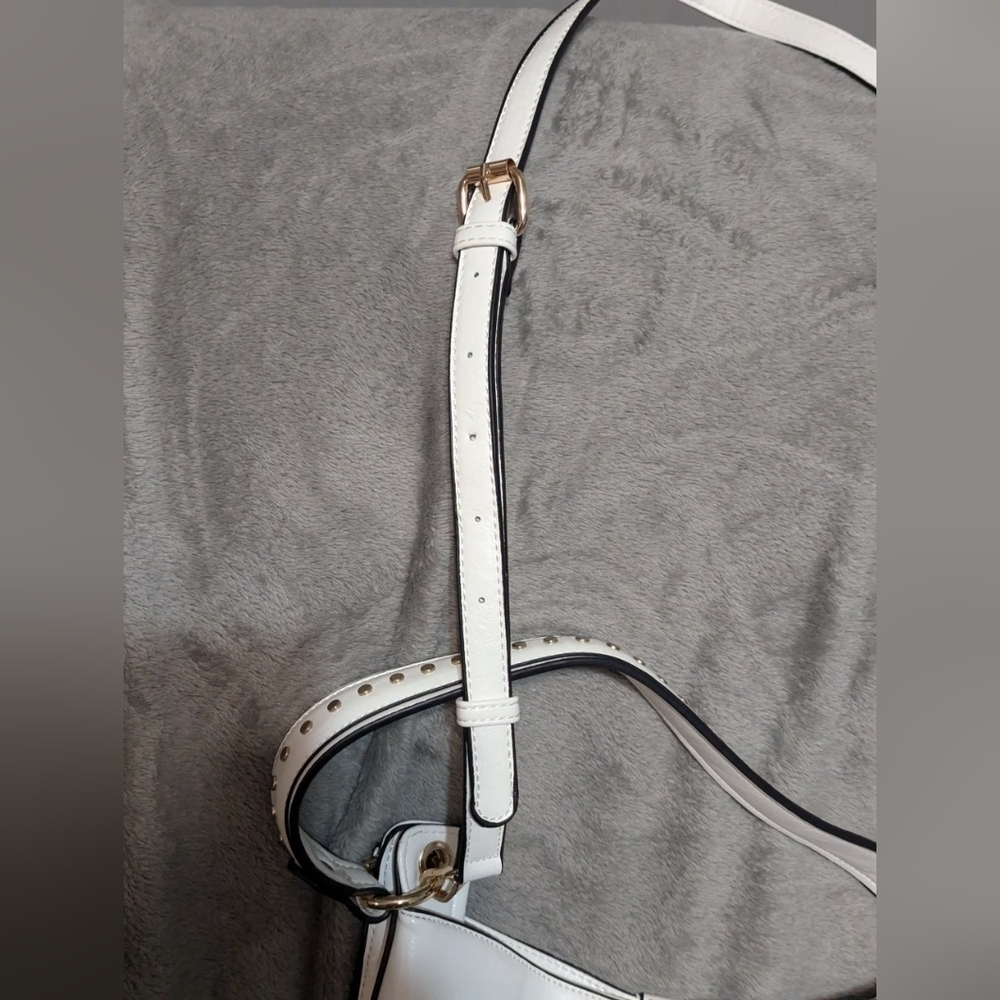 💥 CLEARANCE💥Large white shoulder bag, faux leather,excellent condition,tassels - Picture 9 of 16